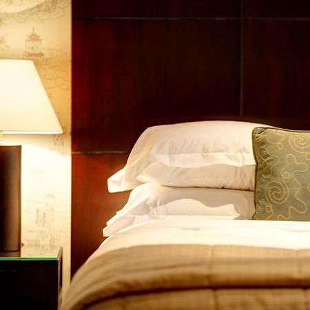 The Chester Grosvenor Luaran gambar A bed with a headboard