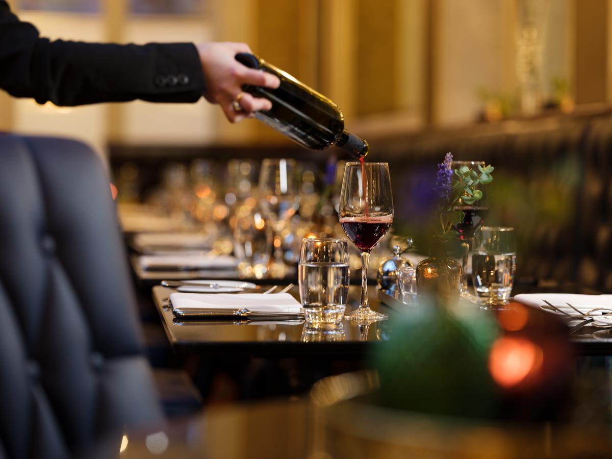The Chester Grosvenor Luaran gambar Wine being poured